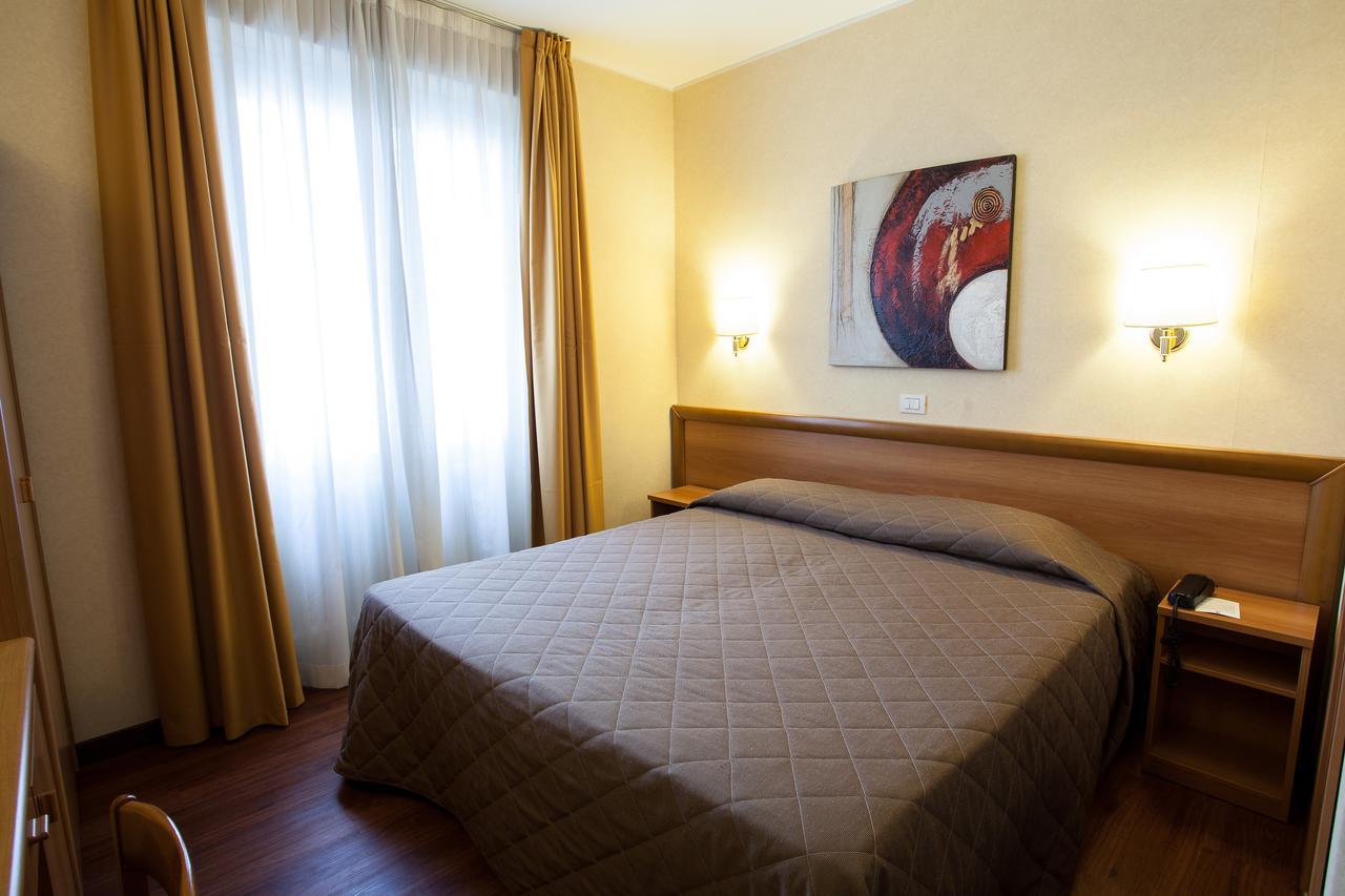 Hotel Esperia Rho Bagian luar foto