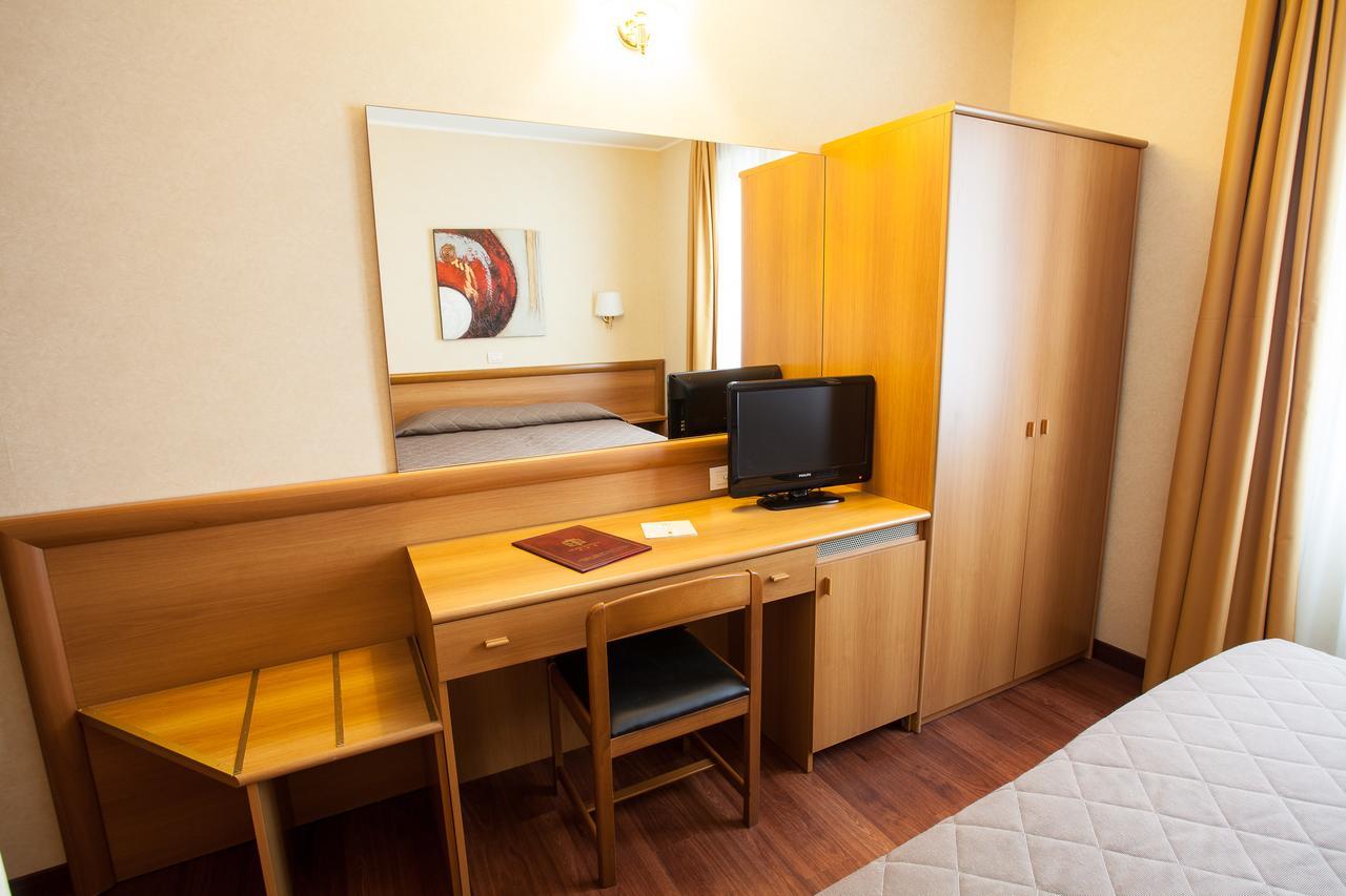 Hotel Esperia Rho Bagian luar foto