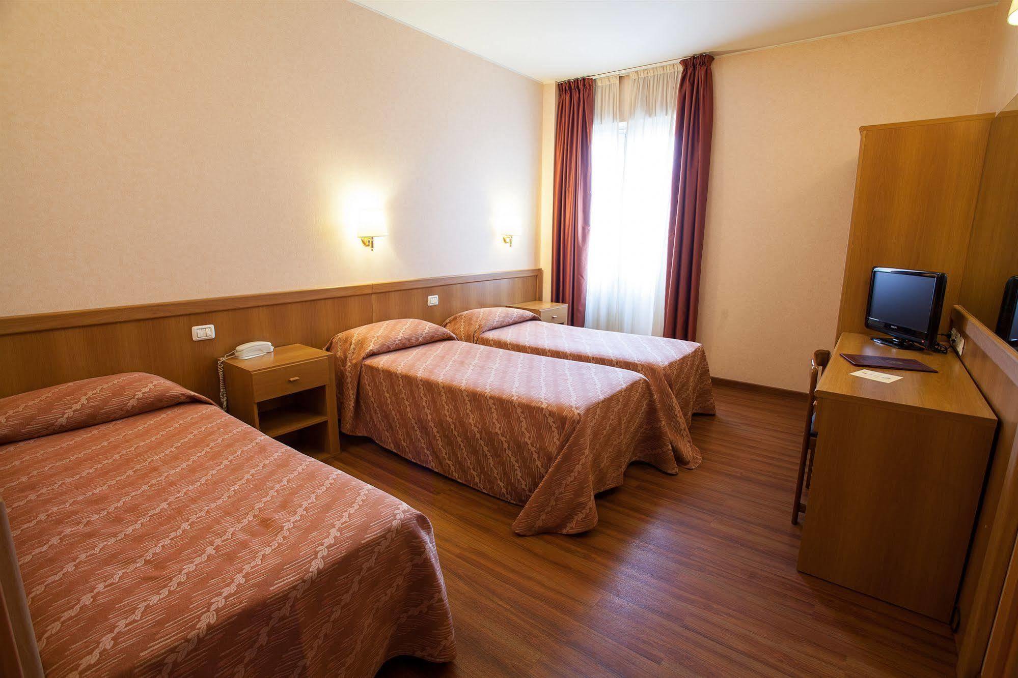 Hotel Esperia Rho Bagian luar foto