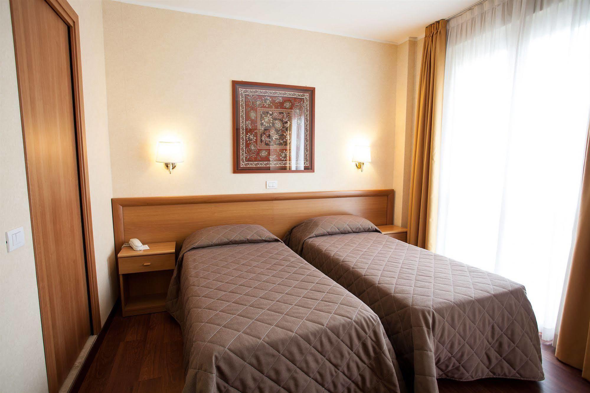 Hotel Esperia Rho Bagian luar foto