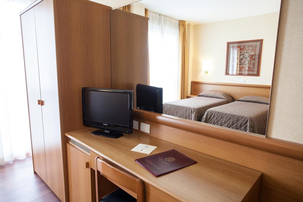 Hotel Esperia Rho Bagian luar foto